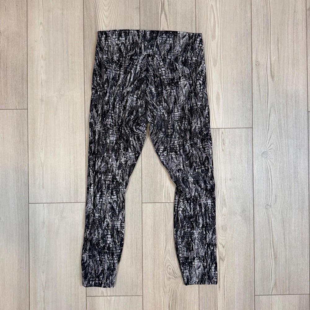Lululemon InStill High-Rise Tight 25" Inseam Size 10 Black Printed